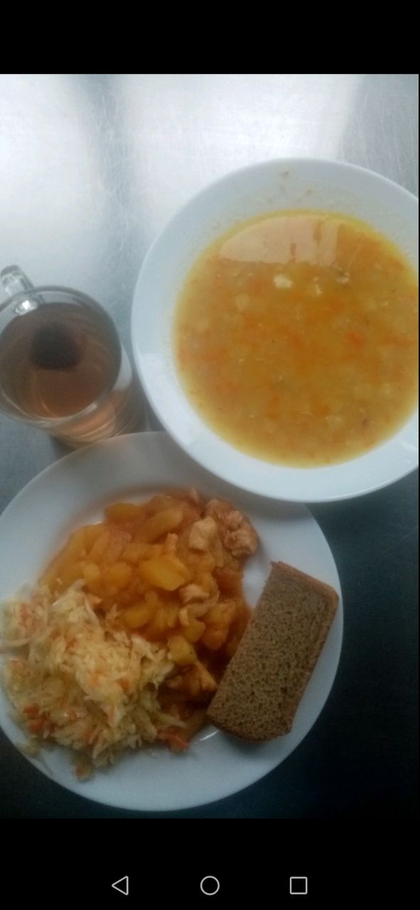 Обед в школьной столовой
