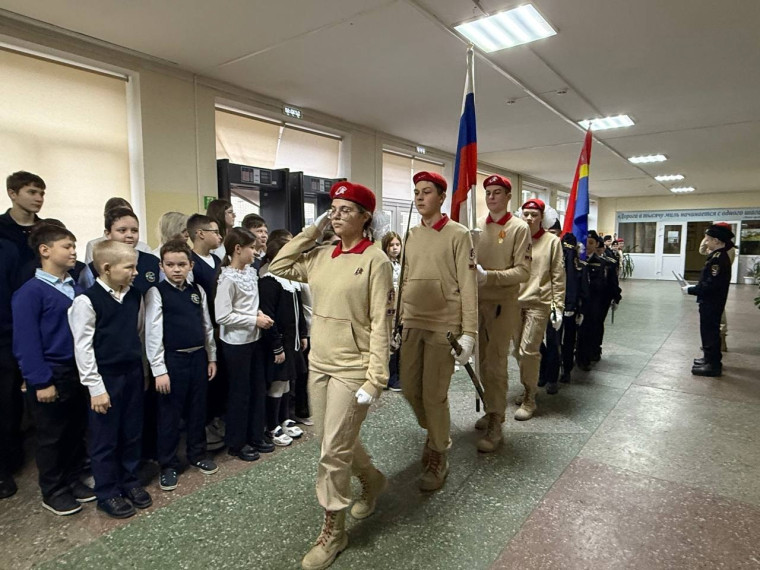 Линейка, посвященная поднятию Государственного флага РФ.